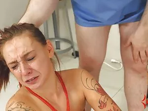 健康な男は彼女のパンティーを絞って彼の妻 ...