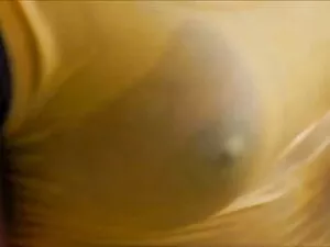 黒の入れ墨の白い美しさのストリップに滑り ...