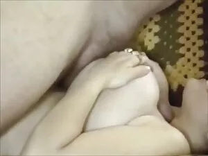 ソファの上に滑りに眼鏡をかけた美しさ 女 ...