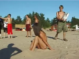 かわいいロシアのガドライブの彼女の友人で ...