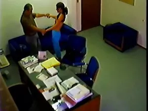 泣いて、深throating男のジューシ ...