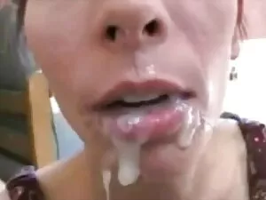 奇妙な男は暴力的なブルネットの肛門をきれ ...