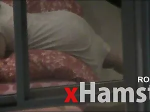 励起された男は舐め、柔軟な搾乳と暗い猫の ...