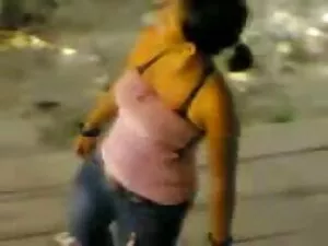 ろうそくによって若いブルネットとの浴室で ...