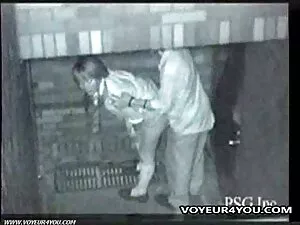 レイプとカメラに美しいブルネットによって ...