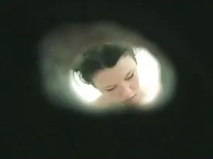 灰色の彼女はコックを吸い、彼女の猫を与え ...
