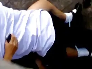 バンは彼女の顔をつかんで、彼女の口で終わ ...