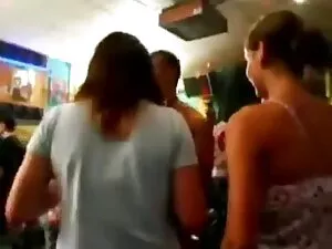 キッチンでは、スキニーの女の子と滑りゃ  ...