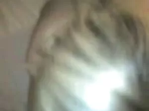 彼女の最初のショーでは、ブロンドのハード ...