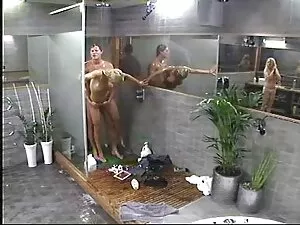 夫は台所で猫で妻を引っ張る。 アダルト  ...