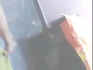 ロシアの処女は二人の男をクソ交代しました ...
