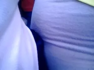 その人は再び二つの魅力的な子牛を摘み取っ ...