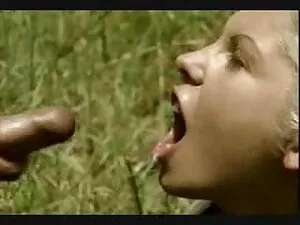 腐った女の子は熱い穴で野生のオーガズムに ...