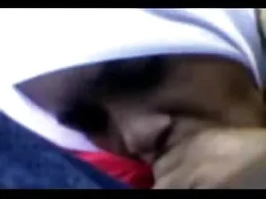 痩せたロシア人はクソで、彼女をお尻に押し ...